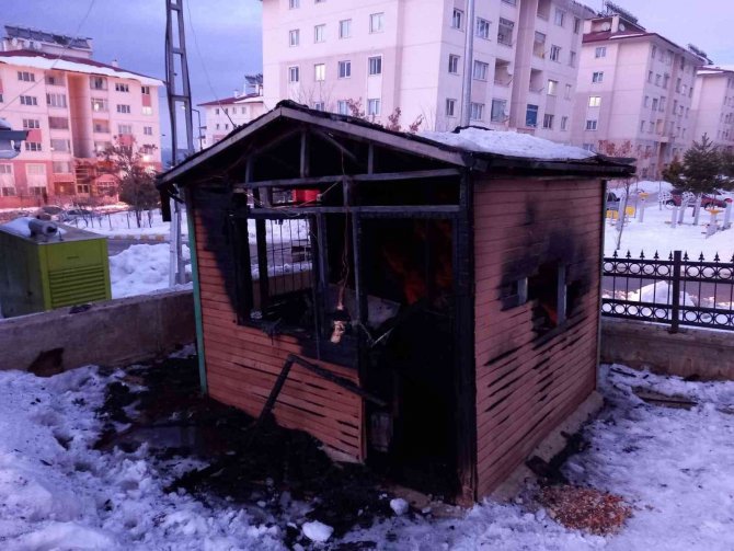 Kulübede ısınmak için ateş yaktılar, söndüremeyince kaçtılar