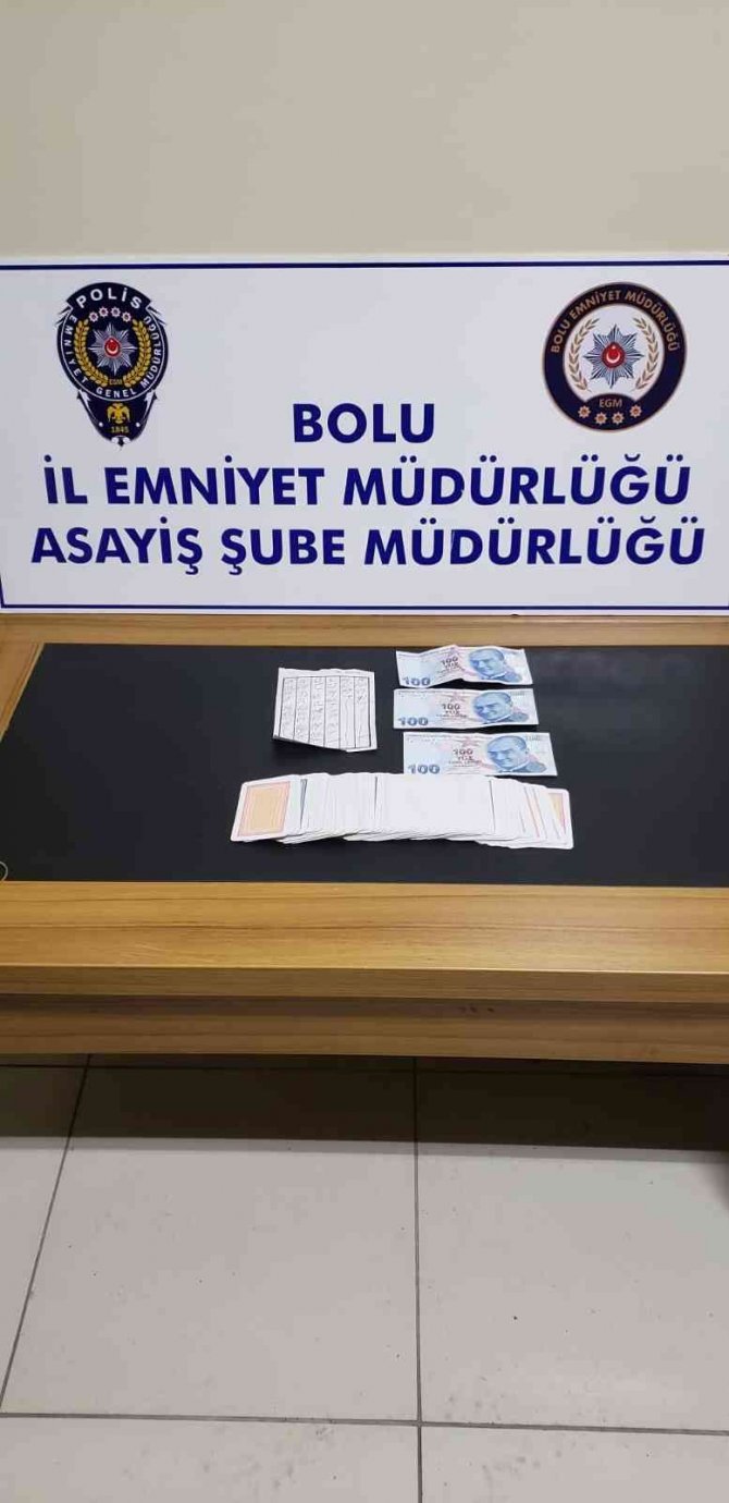 Kumarhaneye çevirdikleri ofiste suçüstü yakalandılar