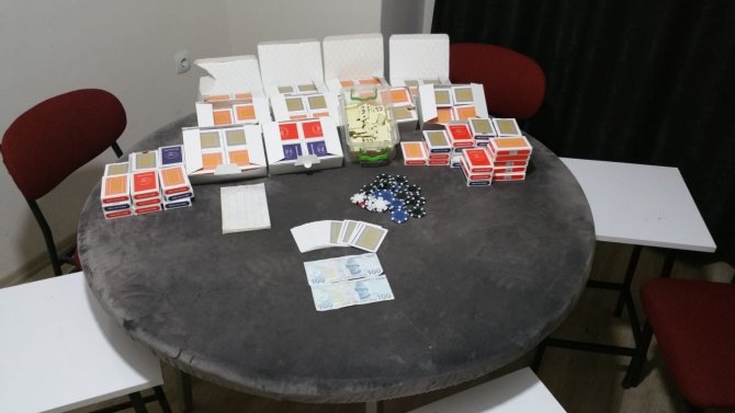 Kumarhaneye çevirdikleri ofiste suçüstü yakalandılar