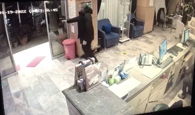 Otelde silahlı çatışma kamerada