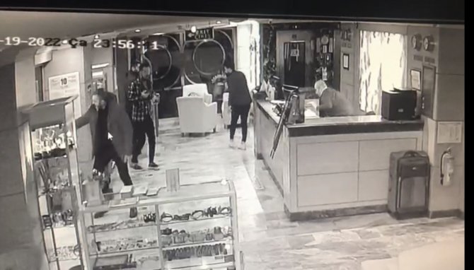 Otelde silahlı çatışma kamerada