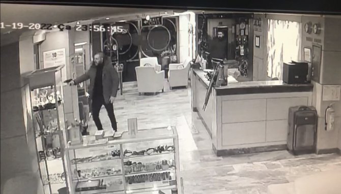 Otelde silahlı çatışma kamerada