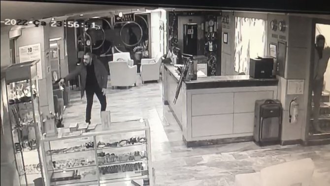 Otelde silahlı çatışma kamerada