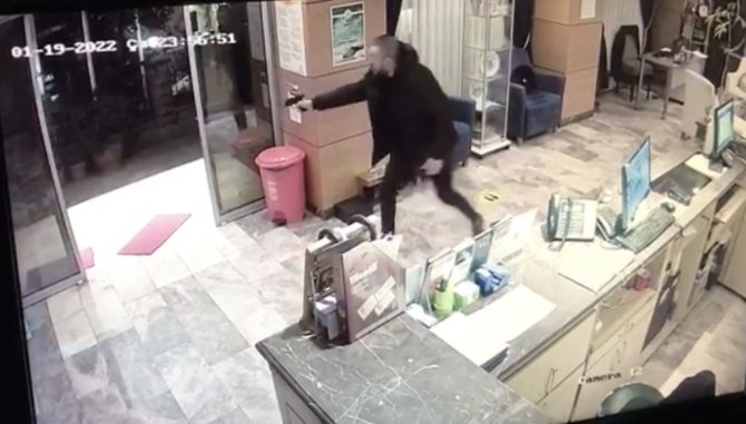Otelde silahlı çatışma kamerada