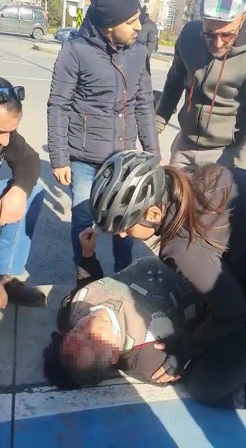 Otomobilin çarptığı yaralıya yoldan geçen sağlıkçı yardım etti