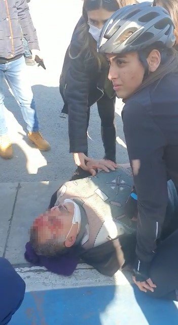 Otomobilin çarptığı yaralıya yoldan geçen sağlıkçı yardım etti