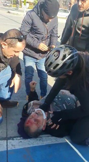 Otomobilin çarptığı yaralıya yoldan geçen sağlıkçı yardım etti