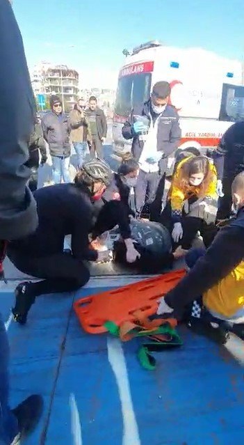 Otomobilin çarptığı yaralıya yoldan geçen sağlıkçı yardım etti