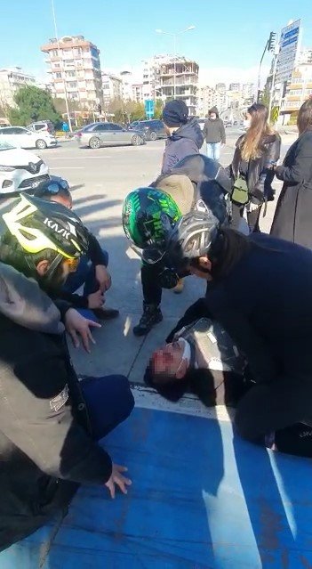 Otomobilin çarptığı yaralıya yoldan geçen sağlıkçı yardım etti