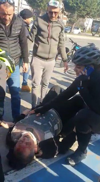 Otomobilin çarptığı yaralıya yoldan geçen sağlıkçı yardım etti