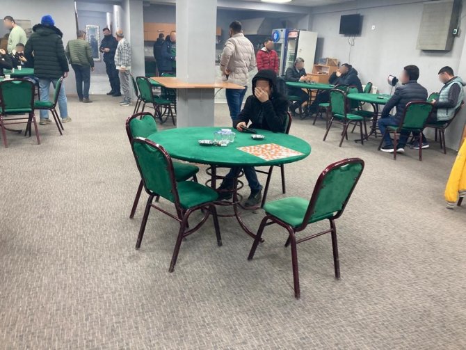 ’Özgür Renkler’ Derneğine kumar baskını: Suçüstü yakalandılar