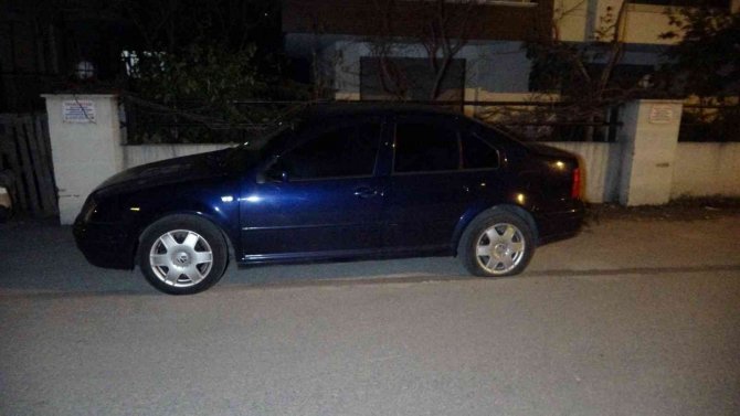 Park halindeki araçların lastiklerini patlatıp kaportalarını çizdi