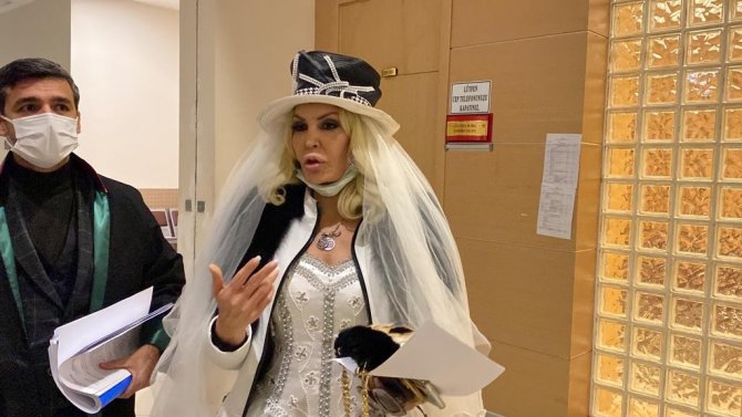 ’Sanal aşk oyunu’ davasında ’Sisi’ lakaplı Seyhan Soylu, duruşmaya gelinlikle geldi