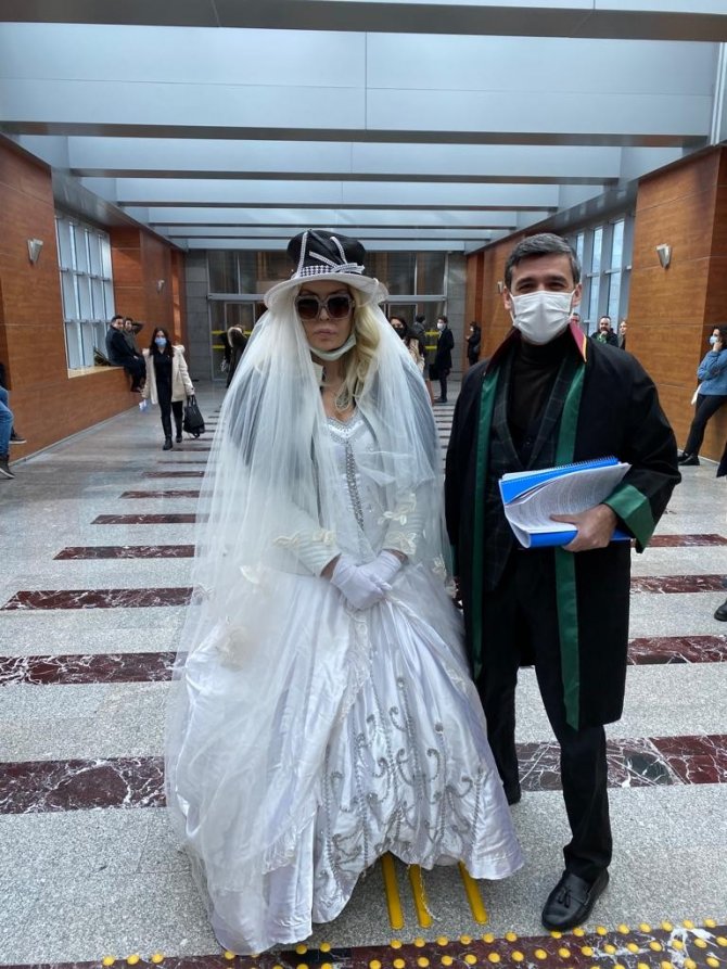 ’Sanal aşk oyunu’ davasında ’Sisi’ lakaplı Seyhan Soylu, duruşmaya gelinlikle geldi