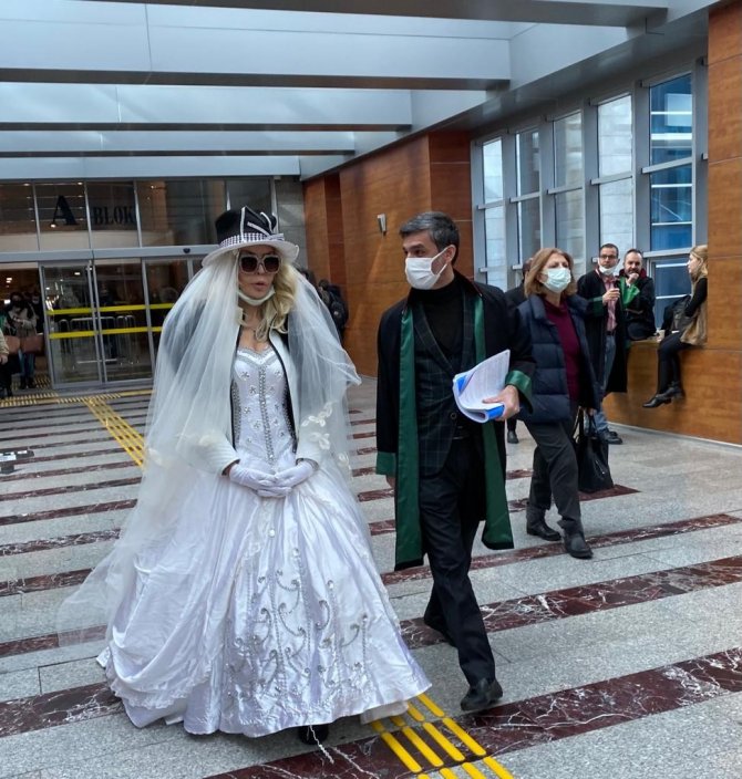 ’Sanal aşk oyunu’ davasında ’Sisi’ lakaplı Seyhan Soylu, duruşmaya gelinlikle geldi