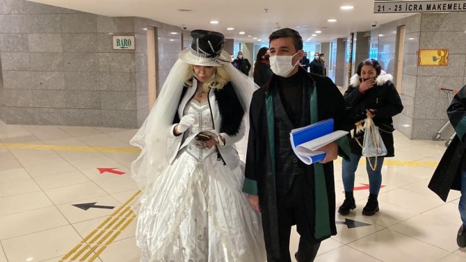 ’Sanal aşk oyunu’ davasında ’Sisi’ lakaplı Seyhan Soylu, duruşmaya gelinlikle geldi