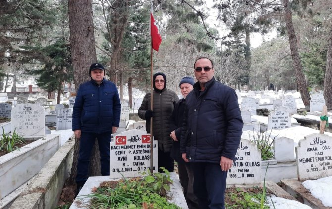 Şehit asteğmen kabri başında dualarla anıldı