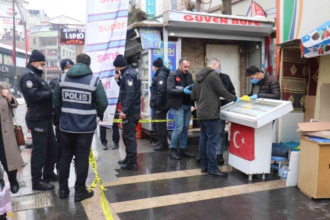 Seyyar telefoncu ile müşterinin tartışması kanlı bitti