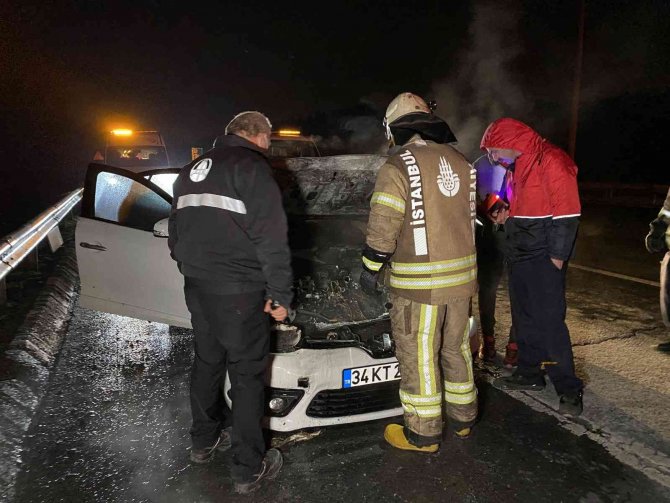 TEM Otoyolu’nda seyir halindeki otomobil yandı