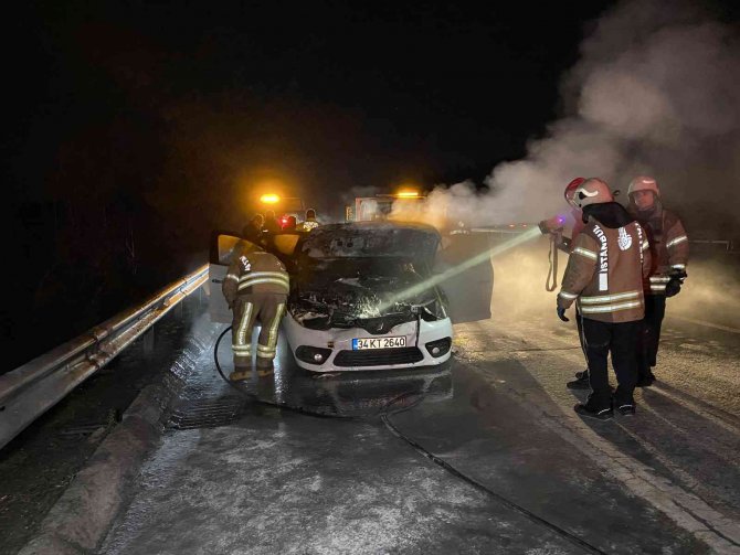 TEM Otoyolu’nda seyir halindeki otomobil yandı