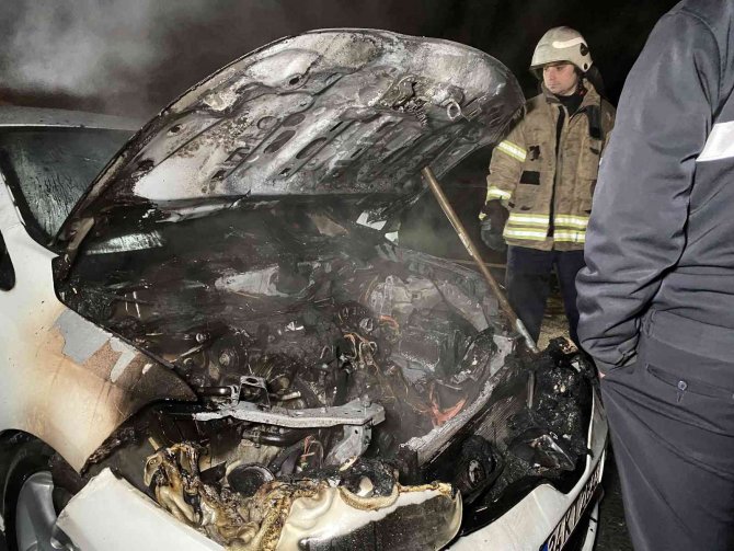 TEM Otoyolu’nda seyir halindeki otomobil yandı