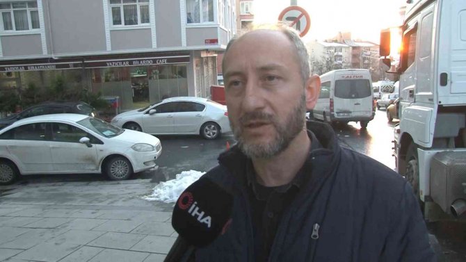 Yolda yürüyen kadının kafasına kar kütlesi düştü