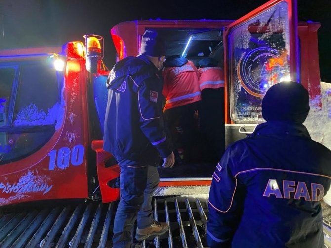 Yolu kapanan köydeki hastayı AFAD ve UMKE ekipleri kurtardı