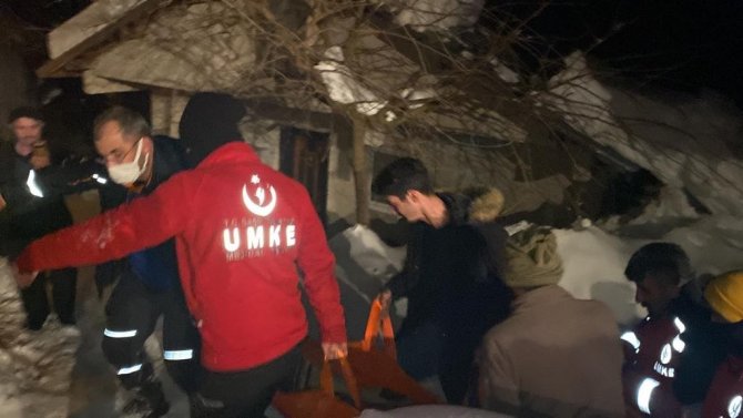 Yolu kapanan köydeki hastayı AFAD ve UMKE ekipleri kurtardı