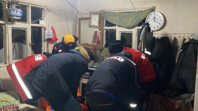 Yolu kapanan köydeki hastayı AFAD ve UMKE ekipleri kurtardı