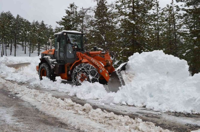2 metreyi bulan karla mücadele çalışması