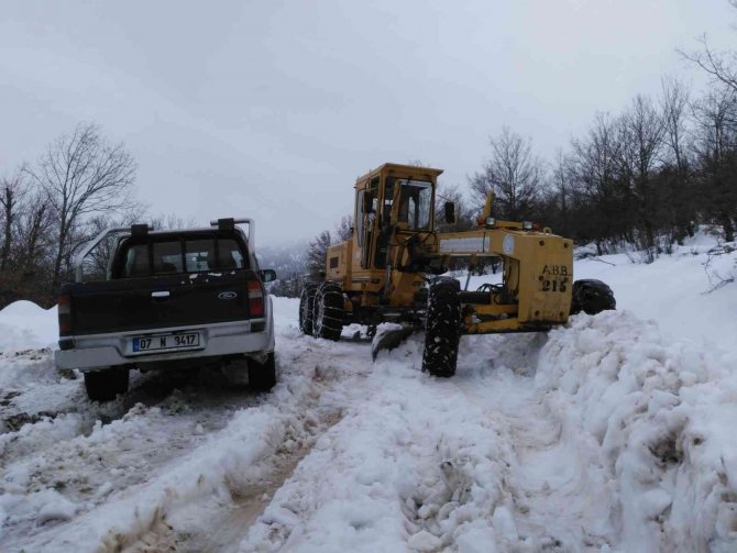 2 metreyi bulan karla mücadele çalışması