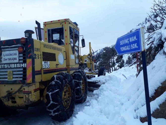 2 metreyi bulan karla mücadele çalışması