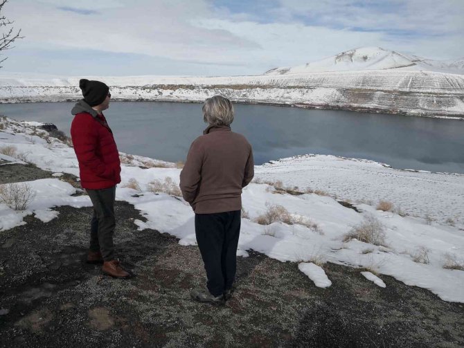 Acıgöl krater gölünden kar manzaraları