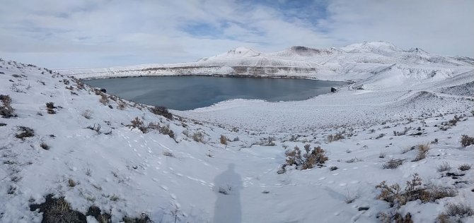 Acıgöl krater gölünden kar manzaraları