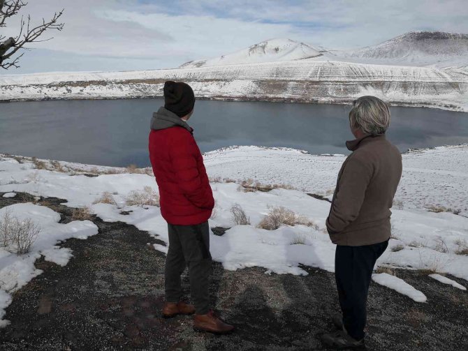 Acıgöl krater gölünden kar manzaraları