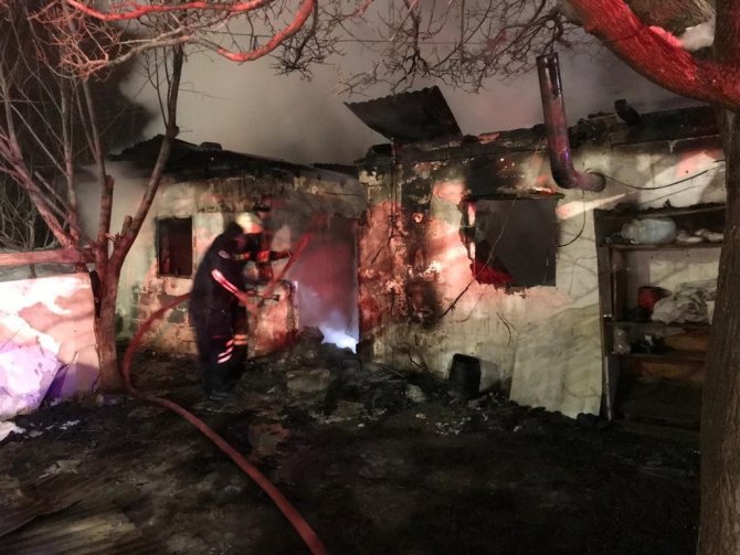 Ahırda çıkan yangında 5 büyükbaş hayvan telef oldu