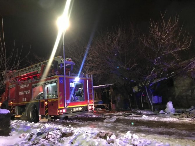Ahırda çıkan yangında 5 büyükbaş hayvan telef oldu