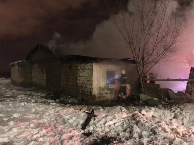 Ahırda çıkan yangında 5 büyükbaş hayvan telef oldu