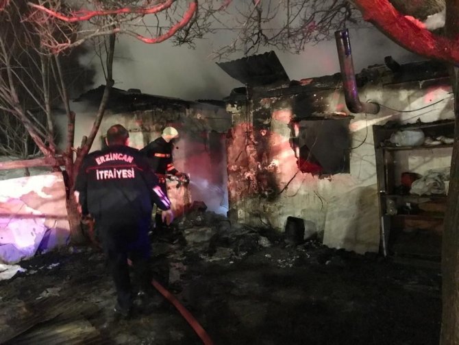 Ahırda çıkan yangında 5 büyükbaş hayvan telef oldu