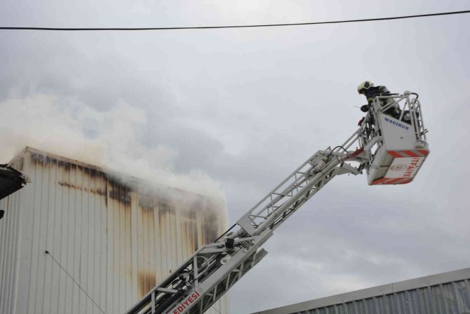 Ahşap işleme yapan iş yerinde yangın çıktı