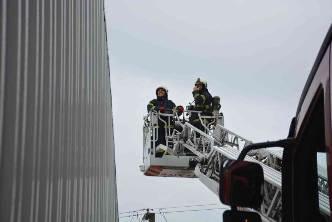 Ahşap işleme yapan iş yerinde yangın çıktı