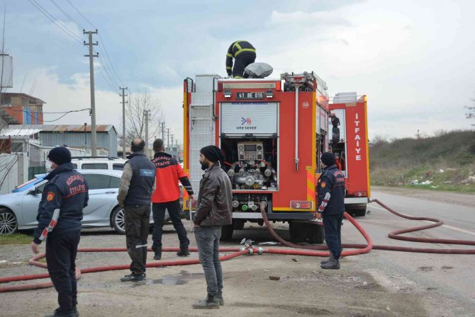 Ahşap işleme yapan iş yerinde yangın çıktı