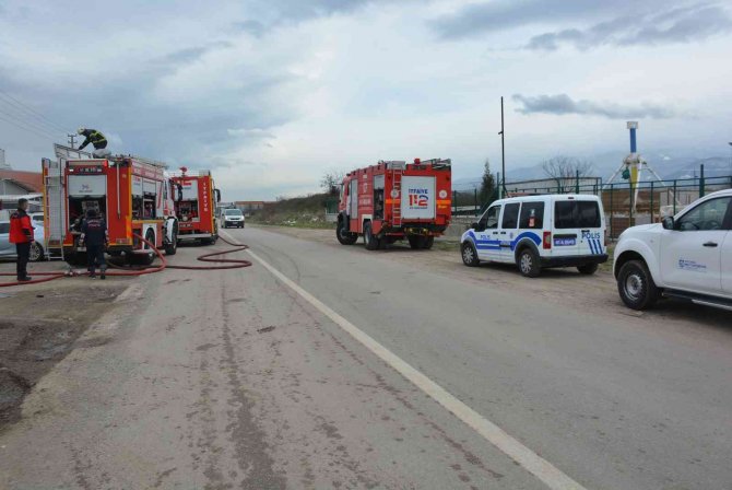 Ahşap işleme yapan iş yerinde yangın çıktı