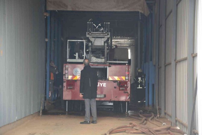 Ahşap işleme yapan iş yerinde yangın çıktı