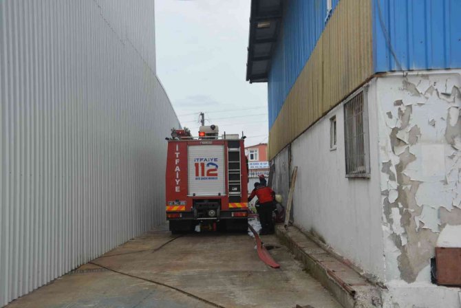 Ahşap işleme yapan iş yerinde yangın çıktı