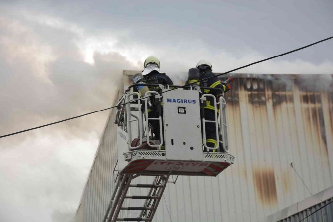 Ahşap işleme yapan iş yerinde yangın çıktı