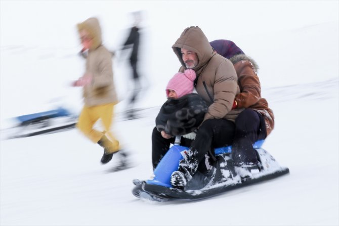 "Aladağ" 2 bin 385 metre rakımda kayak keyfi yaşatıyor