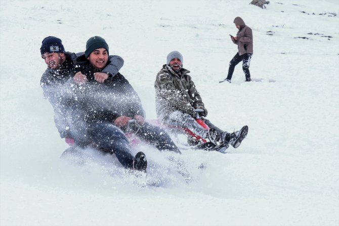 "Aladağ" 2 bin 385 metre rakımda kayak keyfi yaşatıyor