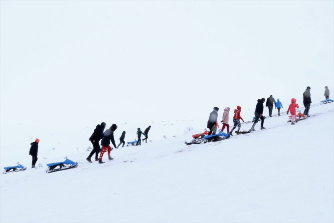 "Aladağ" 2 bin 385 metre rakımda kayak keyfi yaşatıyor