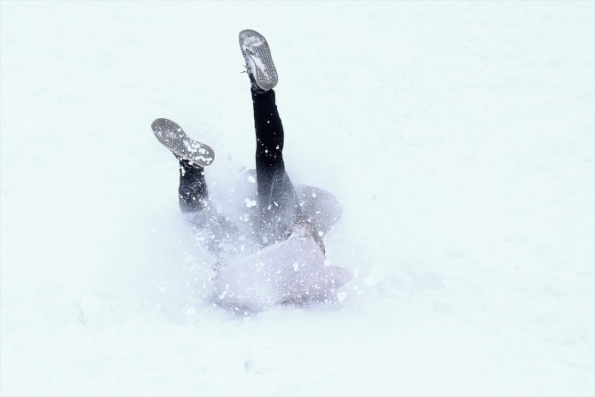 "Aladağ" 2 bin 385 metre rakımda kayak keyfi yaşatıyor